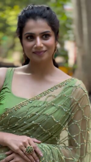 Parvathy Venkitaramanan Instagram - Makeup @honeylang_makeup_artist 
actress @parvathyofficial 

#sunkudumbavirudhugal 
#actress #makeupartist 
#wedding #trendingreels 
#ethirneechal #serial 
#chennai #makeupartist