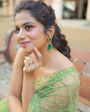 Parvathy Venkitaramanan Instagram - 🤍

Makeup @honeylang_makeup_artist 
Hair @hema__makeup__artist 
Saree @tamohara_house_of_designs 
Blouse @vasthraa.designers 
Camera @evidencemaker