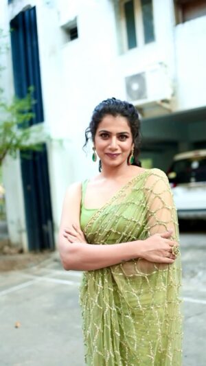 Parvathy Venkitaramanan Instagram - 💚

Makeup @honeylang_makeup_artist 
Hair @hema__makeup__artist 
Saree @tamohara_house_of_designs 
Blouse @vasthraa.designers 
Camera @evidencemaker