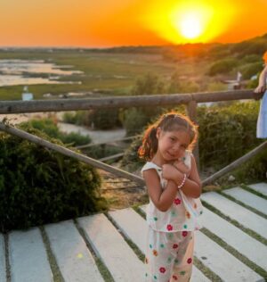 Pastora Soler Instagram - Hace 5 años la estrella que más brilla llegó a nuestras vidas, tu nombre lo elegimos porque estaba lleno de luz como el de tu hermana, y no podíamos imaginar que aparte de iluminar nuestra vida, nos harías reír, nos llenarías de energía y felicidad y nos transmitieras esa chispa y ese arte que tienes..
Orgullosa de la niña en que te has convertido mi pequeña Vega. 
Te quiere con el alma, mamá. 

#felizcumpleaños #Vega #michica  #5años 
⭐️🌟⭐️🌟⭐️🌟