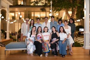 Patchrapa Chaichua Instagram - ขอบพระคุณพี่แป้งนะคะ  บ้านสวยมาก อาหารอร่อยมาก  พี่ทำให้ทุกคนมารวมตัวกันได้พูดคุยกันสนุก และมีความสุขมากเลยค่ะ 💕 มาถึงช่วงจับรางวัล จะมีรางวัลพิเศษ5รางวัล  และอั้มได้เข้ารอบ3คนสุดท้ายค่า⭐️ อยากจะกรี๊ดดังๆ  แต่ติดว่าอาจารย์ช้างบอกว่าคนที่จะได้ปีนี้ จะเป็นคนพูดน้อยที่สุด  อั้มเลยปิดวาจาชั่วคราว🤣  ขอบคุณพี่แป้งอีกครั้งนะคะ  ปีนี้อั้มได้👜รวม3ปีซ้อนแล้วค่ะ (รางวัลที่2) ส่วนรางวัลที่1 เป็นของพี่แอน ยินดีด้วยนะคะพี่ 💫🥰 ส่วนปีนี้อั้มผิดสัญญากับพี่แป้งค่ะ  ยังหา🤵‍♂️ไม่ได้เลยค่าาทุกคน 🤣  สงสัยต้องออกจากบ้านบ่อยๆละ😅