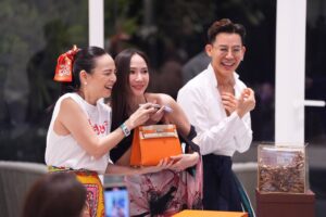 Patchrapa Chaichua Instagram - ขอบพระคุณพี่แป้งนะคะ  บ้านสวยมาก อาหารอร่อยมาก  พี่ทำให้ทุกคนมารวมตัวกันได้พูดคุยกันสนุก และมีความสุขมากเลยค่ะ 💕 มาถึงช่วงจับรางวัล จะมีรางวัลพิเศษ5รางวัล  และอั้มได้เข้ารอบ3คนสุดท้ายค่า⭐️ อยากจะกรี๊ดดังๆ  แต่ติดว่าอาจารย์ช้างบอกว่าคนที่จะได้ปีนี้ จะเป็นคนพูดน้อยที่สุด  อั้มเลยปิดวาจาชั่วคราว🤣  ขอบคุณพี่แป้งอีกครั้งนะคะ  ปีนี้อั้มได้👜รวม3ปีซ้อนแล้วค่ะ (รางวัลที่2) ส่วนรางวัลที่1 เป็นของพี่แอน ยินดีด้วยนะคะพี่ 💫🥰 ส่วนปีนี้อั้มผิดสัญญากับพี่แป้งค่ะ  ยังหา🤵‍♂️ไม่ได้เลยค่าาทุกคน 🤣  สงสัยต้องออกจากบ้านบ่อยๆละ😅