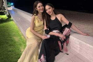 Patchrapa Chaichua Instagram - ขอบพระคุณพี่แป้งนะคะ  บ้านสวยมาก อาหารอร่อยมาก  พี่ทำให้ทุกคนมารวมตัวกันได้พูดคุยกันสนุก และมีความสุขมากเลยค่ะ 💕 มาถึงช่วงจับรางวัล จะมีรางวัลพิเศษ5รางวัล  และอั้มได้เข้ารอบ3คนสุดท้ายค่า⭐️ อยากจะกรี๊ดดังๆ  แต่ติดว่าอาจารย์ช้างบอกว่าคนที่จะได้ปีนี้ จะเป็นคนพูดน้อยที่สุด  อั้มเลยปิดวาจาชั่วคราว🤣  ขอบคุณพี่แป้งอีกครั้งนะคะ  ปีนี้อั้มได้👜รวม3ปีซ้อนแล้วค่ะ (รางวัลที่2) ส่วนรางวัลที่1 เป็นของพี่แอน ยินดีด้วยนะคะพี่ 💫🥰 ส่วนปีนี้อั้มผิดสัญญากับพี่แป้งค่ะ  ยังหา🤵‍♂️ไม่ได้เลยค่าาทุกคน 🤣  สงสัยต้องออกจากบ้านบ่อยๆละ😅