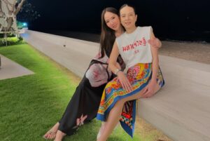 Patchrapa Chaichua Instagram - ขอบพระคุณพี่แป้งนะคะ  บ้านสวยมาก อาหารอร่อยมาก  พี่ทำให้ทุกคนมารวมตัวกันได้พูดคุยกันสนุก และมีความสุขมากเลยค่ะ 💕 มาถึงช่วงจับรางวัล จะมีรางวัลพิเศษ5รางวัล  และอั้มได้เข้ารอบ3คนสุดท้ายค่า⭐️ อยากจะกรี๊ดดังๆ  แต่ติดว่าอาจารย์ช้างบอกว่าคนที่จะได้ปีนี้ จะเป็นคนพูดน้อยที่สุด  อั้มเลยปิดวาจาชั่วคราว🤣  ขอบคุณพี่แป้งอีกครั้งนะคะ  ปีนี้อั้มได้👜รวม3ปีซ้อนแล้วค่ะ (รางวัลที่2) ส่วนรางวัลที่1 เป็นของพี่แอน ยินดีด้วยนะคะพี่ 💫🥰 ส่วนปีนี้อั้มผิดสัญญากับพี่แป้งค่ะ  ยังหา🤵‍♂️ไม่ได้เลยค่าาทุกคน 🤣  สงสัยต้องออกจากบ้านบ่อยๆละ😅