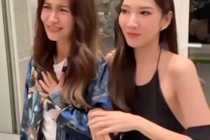 Patchrapa Chaichua Instagram - ขอบพระคุณพี่แป้งนะคะ  บ้านสวยมาก อาหารอร่อยมาก  พี่ทำให้ทุกคนมารวมตัวกันได้พูดคุยกันสนุก และมีความสุขมากเลยค่ะ 💕 มาถึงช่วงจับรางวัล จะมีรางวัลพิเศษ5รางวัล  และอั้มได้เข้ารอบ3คนสุดท้ายค่า⭐️ อยากจะกรี๊ดดังๆ  แต่ติดว่าอาจารย์ช้างบอกว่าคนที่จะได้ปีนี้ จะเป็นคนพูดน้อยที่สุด  อั้มเลยปิดวาจาชั่วคราว🤣  ขอบคุณพี่แป้งอีกครั้งนะคะ  ปีนี้อั้มได้👜รวม3ปีซ้อนแล้วค่ะ (รางวัลที่2) ส่วนรางวัลที่1 เป็นของพี่แอน ยินดีด้วยนะคะพี่ 💫🥰 ส่วนปีนี้อั้มผิดสัญญากับพี่แป้งค่ะ  ยังหา🤵‍♂️ไม่ได้เลยค่าาทุกคน 🤣  สงสัยต้องออกจากบ้านบ่อยๆละ😅