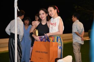 Patchrapa Chaichua Instagram - ขอบพระคุณพี่แป้งนะคะ  บ้านสวยมาก อาหารอร่อยมาก  พี่ทำให้ทุกคนมารวมตัวกันได้พูดคุยกันสนุก และมีความสุขมากเลยค่ะ 💕 มาถึงช่วงจับรางวัล จะมีรางวัลพิเศษ5รางวัล  และอั้มได้เข้ารอบ3คนสุดท้ายค่า⭐️ อยากจะกรี๊ดดังๆ  แต่ติดว่าอาจารย์ช้างบอกว่าคนที่จะได้ปีนี้ จะเป็นคนพูดน้อยที่สุด  อั้มเลยปิดวาจาชั่วคราว🤣  ขอบคุณพี่แป้งอีกครั้งนะคะ  ปีนี้อั้มได้👜รวม3ปีซ้อนแล้วค่ะ (รางวัลที่2) ส่วนรางวัลที่1 เป็นของพี่แอน ยินดีด้วยนะคะพี่ 💫🥰 ส่วนปีนี้อั้มผิดสัญญากับพี่แป้งค่ะ  ยังหา🤵‍♂️ไม่ได้เลยค่าาทุกคน 🤣  สงสัยต้องออกจากบ้านบ่อยๆละ😅