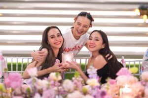Patchrapa Chaichua Instagram - ขอบพระคุณพี่แป้งนะคะ  บ้านสวยมาก อาหารอร่อยมาก  พี่ทำให้ทุกคนมารวมตัวกันได้พูดคุยกันสนุก และมีความสุขมากเลยค่ะ 💕 มาถึงช่วงจับรางวัล จะมีรางวัลพิเศษ5รางวัล  และอั้มได้เข้ารอบ3คนสุดท้ายค่า⭐️ อยากจะกรี๊ดดังๆ  แต่ติดว่าอาจารย์ช้างบอกว่าคนที่จะได้ปีนี้ จะเป็นคนพูดน้อยที่สุด  อั้มเลยปิดวาจาชั่วคราว🤣  ขอบคุณพี่แป้งอีกครั้งนะคะ  ปีนี้อั้มได้👜รวม3ปีซ้อนแล้วค่ะ (รางวัลที่2) ส่วนรางวัลที่1 เป็นของพี่แอน ยินดีด้วยนะคะพี่ 💫🥰 ส่วนปีนี้อั้มผิดสัญญากับพี่แป้งค่ะ  ยังหา🤵‍♂️ไม่ได้เลยค่าาทุกคน 🤣  สงสัยต้องออกจากบ้านบ่อยๆละ😅