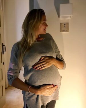 Patricia Montero Instagram - 💌 Querida Layla… pequeña buda de sonrisa eterna 

Hace 6 años  que llegaste,  y todo es más loco, más divertido y más bonito 🤍 🎂 

✍🏻 ¿Sabes? Antes de que nacieras, papá y mamá se fueron unos días solitos… Y sin planearlo, terminaron en un hotel de Córdoba y la habitación se llamaba Leyla. Magia pura, porque sin saberlo, tu nombre ya estaba escrito en nuestra historia 🪄

El día que naciste, llegaste con mucha fuerza, dejando claro que traías contigo una energía imparable. Te movías tanto en la tripa que parecía que estabas entrenando para una maratón. Dabas patadas sin parar, ¡así que mamá tuvo que hacer yoga cada día solo para intentar seguirte el ritmo! 🧘🏼‍♀️🤣

💫 Tu sonrisa ilumina, contagia y abraza mi amor, nos encanta verte bailar (sobre todo cuando decides que la ropa es opcional 😂) y que sigas siendo tan tú, TAN LIBRE Y AUTÉNTICA.

Y si hay algo que nos encanta aún más, es verte con Lis. Cómo te cuida, cómo aprendes de ella, cómo os queréis… y cómo os peleáis a partes iguales, porque claro, ¿qué sería de una hermana mayor sin su hermana terremoto para ponerlo todo patas arriba? 😂

Solo queremos que sigas creciendo así y, hasta que tú nos dejes, aquí estaremos papi y mami, para recordarte cada día cuánto te queremos.

Felices 6 años mi vida. ¡Te queremos infinito! 💫🩵