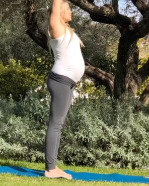 Patricia Montero Instagram - 💌 Querida Layla… pequeña buda de sonrisa eterna 

Hace 6 años  que llegaste,  y todo es más loco, más divertido y más bonito 🤍 🎂 

✍🏻 ¿Sabes? Antes de que nacieras, papá y mamá se fueron unos días solitos… Y sin planearlo, terminaron en un hotel de Córdoba y la habitación se llamaba Leyla. Magia pura, porque sin saberlo, tu nombre ya estaba escrito en nuestra historia 🪄

El día que naciste, llegaste con mucha fuerza, dejando claro que traías contigo una energía imparable. Te movías tanto en la tripa que parecía que estabas entrenando para una maratón. Dabas patadas sin parar, ¡así que mamá tuvo que hacer yoga cada día solo para intentar seguirte el ritmo! 🧘🏼‍♀️🤣

💫 Tu sonrisa ilumina, contagia y abraza mi amor, nos encanta verte bailar (sobre todo cuando decides que la ropa es opcional 😂) y que sigas siendo tan tú, TAN LIBRE Y AUTÉNTICA.

Y si hay algo que nos encanta aún más, es verte con Lis. Cómo te cuida, cómo aprendes de ella, cómo os queréis… y cómo os peleáis a partes iguales, porque claro, ¿qué sería de una hermana mayor sin su hermana terremoto para ponerlo todo patas arriba? 😂

Solo queremos que sigas creciendo así y, hasta que tú nos dejes, aquí estaremos papi y mami, para recordarte cada día cuánto te queremos.

Felices 6 años mi vida. ¡Te queremos infinito! 💫🩵