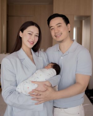 Patricia Tanchanok Good Instagram - He’s here! Welcome to the family baby Patrick 🐻🩵 

พาน้องแพทริคมาแนะนำตัวครับ ไม่แน่ใจว่าคนนี้เหมือนคุณพ่อหรือคุณแม่มากกว่ากัน 😅