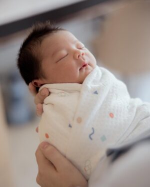 Patricia Tanchanok Good Instagram - He’s here! Welcome to the family baby Patrick 🐻🩵 

พาน้องแพทริคมาแนะนำตัวครับ ไม่แน่ใจว่าคนนี้เหมือนคุณพ่อหรือคุณแม่มากกว่ากัน 😅