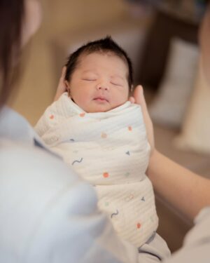 Patricia Tanchanok Good Instagram - He’s here! Welcome to the family baby Patrick 🐻🩵 

พาน้องแพทริคมาแนะนำตัวครับ ไม่แน่ใจว่าคนนี้เหมือนคุณพ่อหรือคุณแม่มากกว่ากัน 😅