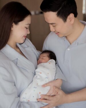 Patricia Tanchanok Good Instagram - He’s here! Welcome to the family baby Patrick 🐻🩵 

พาน้องแพทริคมาแนะนำตัวครับ ไม่แน่ใจว่าคนนี้เหมือนคุณพ่อหรือคุณแม่มากกว่ากัน 😅