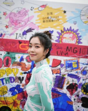 Patty Pei-Yu Lee Instagram - 記憶中好像第一次遇上被薄霧籠罩的台中，許久沒有在戶外唱歌，能在MG LIVE車主盛典活動跟大家見面，真的超級開心❤️

謝謝MG的邀請，這次可以跟著車主們一起共襄盛舉，看著草地上的你們陶醉放鬆的享受當下氛圍，最後還被Morii和小小舞群療癒，又唱又跳真的好像⋯⋯
提早進入音樂劇的舞台狀態了😛💦（喘

Special thanks to/ @mgmotortw 
Makeup/ @elvielvi926 
Hair/ @paulinehairflux 
Photo/ @hairbroken 
Outfit/ @marimekko_taiwan 

#MGTaiwan #MGLive #MG盛典
💕💕💕