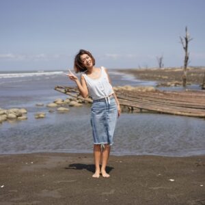 Patty Pei-Yu Lee Instagram - 這幾天又有身邊的夥伴先飛回天堂去玩了，老天爺一個一個召喚回宇宙到底是手滑錯按刪除鍵還是大家地球會員資格快到期了？

該追的夢、該衝撞的行動、該愛的家人朋友、該雞婆的，只要值得就去吧。

照片為算錯潮汐時間而卡在漲潮的沙洲裡的偶，差點就淹過去了。回想，其實真的淹了也無所謂，反正就跟著游嘛，山不轉路轉，路不轉腦袋也得轉。

好想出去玩喔。