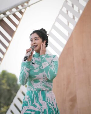 Patty Pei-Yu Lee Instagram - 記憶中好像第一次遇上被薄霧籠罩的台中，許久沒有在戶外唱歌，能在MG LIVE車主盛典活動跟大家見面，真的超級開心❤️

謝謝MG的邀請，這次可以跟著車主們一起共襄盛舉，看著草地上的你們陶醉放鬆的享受當下氛圍，最後還被Morii和小小舞群療癒，又唱又跳真的好像⋯⋯
提早進入音樂劇的舞台狀態了😛💦（喘

Special thanks to/ @mgmotortw 
Makeup/ @elvielvi926 
Hair/ @paulinehairflux 
Photo/ @hairbroken 
Outfit/ @marimekko_taiwan 

#MGTaiwan #MGLive #MG盛典
💕💕💕