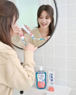 Patty Wu Instagram - ・
你有夢過「牙齒掉光」的夢嗎？
那種驚恐的感覺，至今難忘。 
但比起夢境，現實更可怕。
前幾年拍《天之蕉子》時，我騎腳踏車摔飛出去，當場斷了兩顆牙！
補牙過程超級漫長，而且價格讓人倒抽一口氣——一顆 8 萬！兩顆 16 萬！
（這些錢如果拿來打音波電波，皮膚至少可以緊個10年吧！） 
這次事件讓我徹底意識到：口腔健康一定要好好照顧，不然未來的代價真的太大！
很感謝媽媽給了我一口天生排列整齊的好牙（幾乎沒需要矯正），但牙齦是口腔健康的基礎，更需要好好照護!
 
🔹 我的「口腔照護日常」
 
有些人一天刷兩次牙就覺得夠了，但我愛刷牙的程度，已經被圈內認證。
巡演舞台劇時，和欣凌姐共用休息室，每天都聽她用媽媽口氣說：「吳怡霈！你又在刷牙了喔？！好乖喔！」😂
 
沒錯！牙膏、牙刷、漱口水隨身帶，吃完東西立刻刷！
畢竟日常飲食都會堆積牙菌斑在口腔死角，不及時清除可能會刺激牙齦，引發牙齦問題 
✔ 刷牙 2 分鐘（認真刷很重要，不是隨便刷兩下）
✔ 搭配牙線棒（因為牙縫最容易卡食物殘渣）
✔ 漱口水三管齊下（有些地方牙刷刷不到，漱口水效果可以深入齒縫，且幫助保持口氣清新）
 
這樣做才是真正照護口腔健康。
 
🔹照護牙齦，為什麼選擇「牙周適」？
 
這個牌子大家一定不陌生，但這次我特別想推薦他們「專業強韌護齦系列」牙膏 & 漱口水。
含雙重抗菌成份，不僅能幫助去除牙齦線上的牙菌斑，避免牙菌斑堆積，幫助維持我的牙齦健康，強韌*與保護牙齦
特別的是產品還添加了新配方——玻尿酸？！
沒錯，玻尿酸不只可以用來保養皮膚，也是牙齦緊實的關鍵組成元素！
 
想起之前訪問一位口腔護理專家時，問過他一個超多人想知道的問題：
「為什麼有些人口臭很嚴重，但自己卻完全察覺不到？」
他笑著說：
「很簡單，戴口罩呼氣，自己聞聞看就知道啦！」
😳😳😳（這方法太現實了，但真的有效！）
這組產品除了幫助降低牙齦炎的發生率^，也可以幫助維持口氣清新！
小時候爸媽說：「牙要刷乾淨，不然牙齒爛掉要去看牙醫！」長大後才發現，這句話的重點不是「牙齒爛掉」，而是「看牙醫」會讓你錢包爛掉。 💸💸💸
同時牙齦也是牙齒的根基，需要一起照護～
所以，快用牙周適強韌護齦系列照護牙齦，牙膏 漱口水搭配使！ 
#幫助預防牙齦問題，降低牙齦炎發生率  #省下來的錢可以打醫美
momo購物網現正熱銷中! https://reurl.cc/yD8opD
 
*係指持續使用可長期幫助促進牙齦緊實,須配合正確刷牙習慣,每天使用兩次
須配合正確刷牙習慣,每天使用兩次
**係指以牙周適牙膏刷牙後，再搭配牙周適漱口水漱口，須配合正確刷牙習慣
#牙周適 #牙周適專業強韌護齦系列
 
✦若有牙齒相關問題建議諮詢牙醫師。此圖文由牙周適品牌贊助。對於牙周適產品有任何疑問，請撥打消費者免費專線 0800-212-259。PM Code：PM-TW-PAD-24-00242