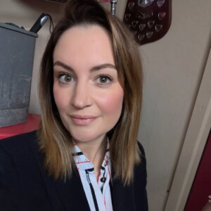 Paula Lane Instagram - I absolutely loved meeting so many Emmerdale fans today at @emmerdaletour. Big shout to all the tour guides too who help to make it so enjoyable @clem_crowther and team. Also Billy for looking after me ♥️

So many smiling faces even in the rain. It never ceases to amaze me how dedicated our fans are...without you there wouldn't be a show. Absolutely love my handmade bracelet given to me as a present.

I promised lots to come for Ella and I don't break promises....brace yourselves!

♥️
