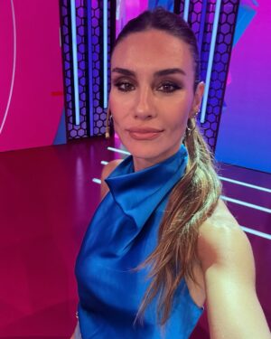 Paula Morales Instagram - Al final febrero no fue tan corto…🌿
Entre idas y vueltas en avión, ensayos, funciones, amigos, familia, inicio de clases… terminó esta temporada de verano movidita pero bella y productiva. No me entraron en el carrete todas las fotos que quería así que vendrá la parte 2 que nadie pidió 😁