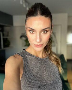 Paula Morales Instagram - Al final febrero no fue tan corto…🌿
Entre idas y vueltas en avión, ensayos, funciones, amigos, familia, inicio de clases… terminó esta temporada de verano movidita pero bella y productiva. No me entraron en el carrete todas las fotos que quería así que vendrá la parte 2 que nadie pidió 😁