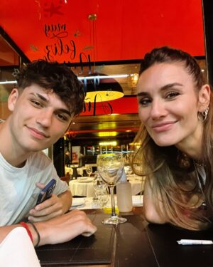 Paula Morales Instagram - Al final febrero no fue tan corto…🌿
Entre idas y vueltas en avión, ensayos, funciones, amigos, familia, inicio de clases… terminó esta temporada de verano movidita pero bella y productiva. No me entraron en el carrete todas las fotos que quería así que vendrá la parte 2 que nadie pidió 😁
