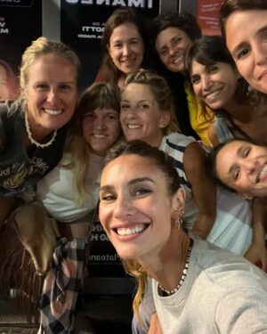 Paula Morales Instagram - Al final febrero no fue tan corto…🌿
Entre idas y vueltas en avión, ensayos, funciones, amigos, familia, inicio de clases… terminó esta temporada de verano movidita pero bella y productiva. No me entraron en el carrete todas las fotos que quería así que vendrá la parte 2 que nadie pidió 😁