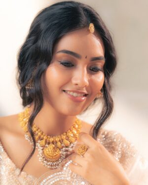Pavithra Janani Instagram - Grateful 🤍

Creative Director: @shamini_shankar_official 
Makeup : @ragavigloria_mua 
Assisted : @atarahmakeup 
Hair : @gouthamisari_hm 
Photographer: @ngrnandha 
Jwellery: @avrswarnamahaljewellers 
Saree: @ashirahbydiadem 

#beyourownkindofbeautiful #embracethejourney #happyforeverafter