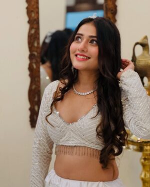 Payal Gupta Instagram - 🤍🤍🤍
.
.
#outfit #ootd #newpost #wedding #sangeetoutfit #white #lenhga #guptainji #payalgupta #zara #cindrella #fairy