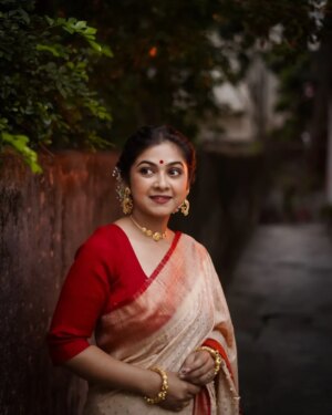 Payel De Instagram - ♥️🤍♥️

ছবি : @argha_giri 
রূপসজ্জা : @sanjuhaldermakeupartist 
টিম : @rudrakshprnads 

#photooftheday #photoshoot #portraits #saree #sareefashion #kolkata #follow #foryou