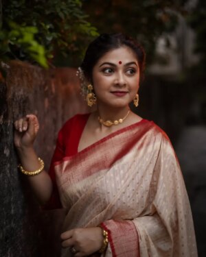Payel De Instagram - ♥️🤍♥️

ছবি : @argha_giri 
রূপসজ্জা : @sanjuhaldermakeupartist 
টিম : @rudrakshprnads 

#photooftheday #photoshoot #portraits #saree #sareefashion #kolkata #follow #foryou