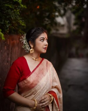 Payel De Instagram - ♥️🤍♥️

ছবি : @argha_giri 
রূপসজ্জা : @sanjuhaldermakeupartist 
টিম : @rudrakshprnads 

#photooftheday #photoshoot #portraits #saree #sareefashion #kolkata #follow #foryou