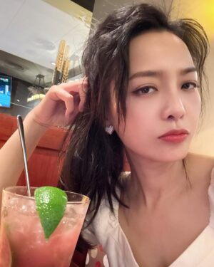 Pei-Pei Ho Instagram - 她說她很擔心我
然後她笑了兩個小時（笑著説🤣）
嗯😐⋯有！有的！感受到滿滿的溫暖
@angelh1209  謝謝女神😘
突然又撈到美人魚上岸的午後😻
#何蓓蓓 #daily #igdaily #完妝 #約會 #dating #date #ilovemylife