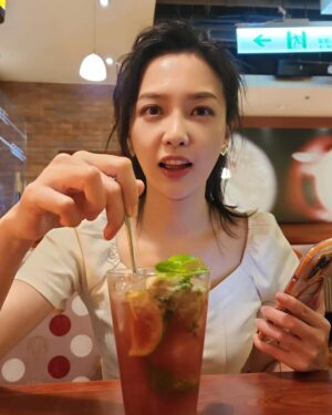 Pei-Pei Ho Instagram - 她說她很擔心我
然後她笑了兩個小時（笑著説🤣）
嗯😐⋯有！有的！感受到滿滿的溫暖
@angelh1209  謝謝女神😘
突然又撈到美人魚上岸的午後😻
#何蓓蓓 #daily #igdaily #完妝 #約會 #dating #date #ilovemylife