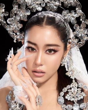 Phatchara Thabthong Instagram - The Lovers 🌞🌛
The Lovers tarot card represents Love, Balance 
and Choic-es 

MUA : @doublesix_aumz  @grace_makeup369
hair : @patthaworld 
Stylist : @sugusman
Photographer : @champ_roi_thai