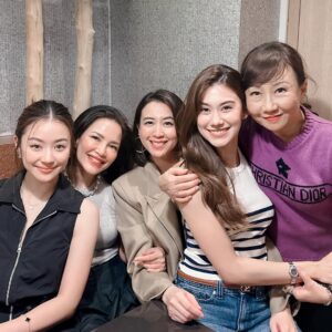 Phiyada Jutharattanakul Instagram - #dinner time ❤️ chitchat เมาท์ไปเรื่อย 😘 ไม่น่าเชื่อว่าจะมาถึงในวันที่เพื่อนรุ่นเดียวกัน😅 อายุเท่ากันและมีลูก และคือ หลานของเราจะมาทำงานด้วยกันได้แล้ว 😂❤️💙💚 ฝาก หลานอาอ้อม ด้วยนะคะ @mmiunatshaa ส่วนลีน่า ก็ น่ารักเหลือเกิน ⭐️ ขอบคุณคุณดิวนะคะ อาหารอร่อย เมาท์สนุก 😊🙏🏼
