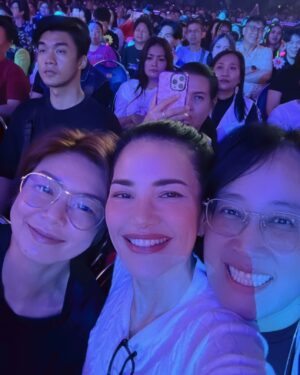 Phiyada Jutharattanakul Instagram - รักมานานและ จะรักตลอดไปค่ะ ❤️ กำลังใจของอ้อม 🙏🏼🤘🏼🥰 #ขนนกกับดอกไม้2024 พวกเรารักพี่เบิร์ดตั้งแต่ป.3 😆 และรักพี่ๆๆๆ ทุกคนนะคะ🥰🤘🏼❤️👍🏼