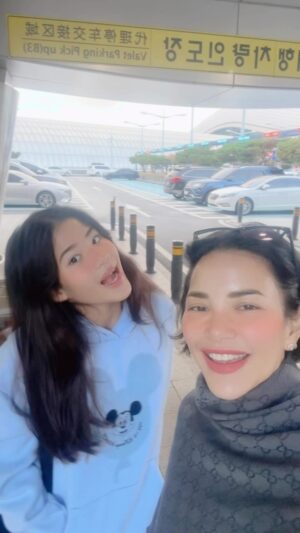 Phiyada Jutharattanakul Instagram - #ผ่านตมเกาหลี เรียบร้อยดีมาก เขาน่ารักนะ ยิ้มแย้ม คุยกับนาวาหัวเราะกัน 🇰🇷 แม่จ๋าก็ ดู ข่าวติดตม มาก จนนอย😅😂 แต่เราสองคนรอดมาได้ชิวๆๆ เลยค่า 💪🏼🤘🏼💋 ลุย มื้อแรกกันละ 👩🏻👧🏻