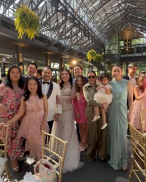 Phiyada Jutharattanakul Instagram - ยินดีกับ @bonitarendell และ Justin ❤️ ด้วยนะคะ รู้จักกันมาตั้งแต่เด็กๆ ตอนนี้ แต่งงานแล้ว 😘 ต่อไป มีน้องนะคะ พี่นาวารออยู่น้า รักทั้งครอบครัวเลยค่า❤️ ซ้อมๆๆงานพี่เล็ก กับพี่เจนนี่ไปในตัวนะคะ💋😋