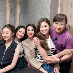 Phiyada Jutharattanakul Instagram - #dinner time ❤️ chitchat เมาท์ไปเรื่อย 😘 ไม่น่าเชื่อว่าจะมาถึงในวันที่เพื่อนรุ่นเดียวกัน😅 อายุเท่ากันและมีลูก และคือ หลานของเราจะมาทำงานด้วยกันได้แล้ว 😂❤️💙💚 ฝาก หลานอาอ้อม ด้วยนะคะ @mmiunatshaa ส่วนลีน่า ก็ น่ารักเหลือเกิน ⭐️ ขอบคุณคุณดิวนะคะ อาหารอร่อย เมาท์สนุก 😊🙏🏼