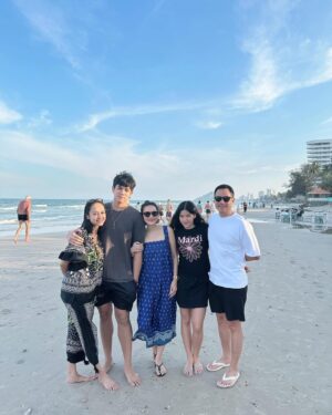 Phiyada Jutharattanakul Instagram - Happy new year 2025❤️👍🏼 from huahin ปีนี้ สวดมนต์ แล้ว เข้านอนก่อนปีใหม่ค่า 😤😅 เป็นคนดีมาก บอกเลย555  ปีใหม่ ขอให้ ทุกคนมีความสุข สมหวังในทุกสิ่ง และมีแต่รอยยิ้มทั้งปีเลยนะคะ 🥰