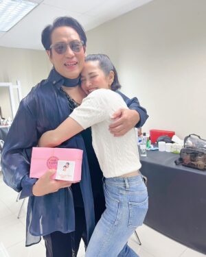 Phiyada Jutharattanakul Instagram - รักมานานและ จะรักตลอดไปค่ะ ❤️ กำลังใจของอ้อม 🙏🏼🤘🏼🥰 #ขนนกกับดอกไม้2024 พวกเรารักพี่เบิร์ดตั้งแต่ป.3 😆 และรักพี่ๆๆๆ ทุกคนนะคะ🥰🤘🏼❤️👍🏼