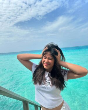 Phiyada Jutharattanakul Instagram - 12 ขวบ4 เดือน 😅 ไมดูโตจังวุ้ย 😅 #นาวาของแม่จ๋า 🌊❤️✌🏼 รักที่สุด 🥰#ภาพความทรงจำ ทำท่าเองนะ แบบ ปวดหัว แม่นะที่ปวดหัว🤣