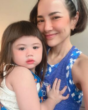 Phiyada Jutharattanakul Instagram - คิดถึงเด็กคนนี้จุงแม่ @chomismaterialgirl 😘😊 ❤️💚💙 เมื่อไหร่ ว่างมา เล่น กับป้าคะ งานล้นหลามเลยลูกกก 🥰