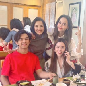 Phiyada Jutharattanakul Instagram - Chitchat 😋 เมาท์มอย ยุค90 ❤️😊💙 ไว้เจอกันบ่อยน้า