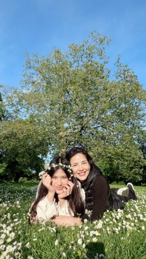 Phiyada Jutharattanakul Instagram - อยากกลับไปอีก 😘 #england ตอนเรียนสนุกสุดแล้ว ลูกๆๆหลานๆๆเอ้ยยย 😚 พ่อๆแม่ๆสู้กันต่อไปนะคะ 🤪 คืนนี้ นอนหลับฝันดีนะคะ ทูกกกคนน ❤️🤘🏼