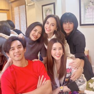 Phiyada Jutharattanakul Instagram - Chitchat 😋 เมาท์มอย ยุค90 ❤️😊💙 ไว้เจอกันบ่อยน้า