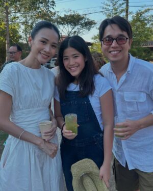 Phiyada Jutharattanakul Instagram - ยินดีกับ @bonitarendell และ Justin ❤️ ด้วยนะคะ รู้จักกันมาตั้งแต่เด็กๆ ตอนนี้ แต่งงานแล้ว 😘 ต่อไป มีน้องนะคะ พี่นาวารออยู่น้า รักทั้งครอบครัวเลยค่า❤️ ซ้อมๆๆงานพี่เล็ก กับพี่เจนนี่ไปในตัวนะคะ💋😋