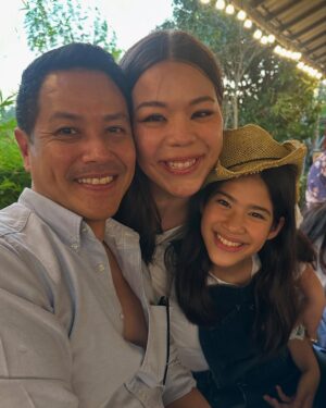Phiyada Jutharattanakul Instagram - ยินดีกับ @bonitarendell และ Justin ❤️ ด้วยนะคะ รู้จักกันมาตั้งแต่เด็กๆ ตอนนี้ แต่งงานแล้ว 😘 ต่อไป มีน้องนะคะ พี่นาวารออยู่น้า รักทั้งครอบครัวเลยค่า❤️ ซ้อมๆๆงานพี่เล็ก กับพี่เจนนี่ไปในตัวนะคะ💋😋