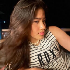 Phiyada Jutharattanakul Instagram - อายุ 12👧🏻 นั่งเล่น ยอมให้ถ่ายรูปแล้วคร๊าบบบ 🥰🧐 วัยว้าวุ่นกำลังจะมาละคร๊าบบบ 😝 โตไปด้วยกันนะลูกรัก 🤘🏼 #ภาพความทรงจำ 🖼️
