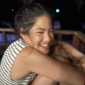 Phiyada Jutharattanakul Instagram - อายุ 12👧🏻 นั่งเล่น ยอมให้ถ่ายรูปแล้วคร๊าบบบ 🥰🧐 วัยว้าวุ่นกำลังจะมาละคร๊าบบบ 😝 โตไปด้วยกันนะลูกรัก 🤘🏼 #ภาพความทรงจำ 🖼️